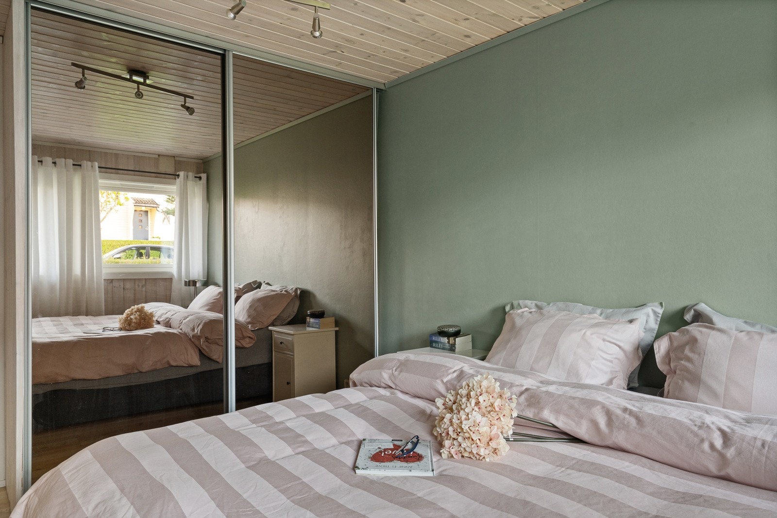 Innredet med praktisk skyvedørsgarderobe. Galleribilde