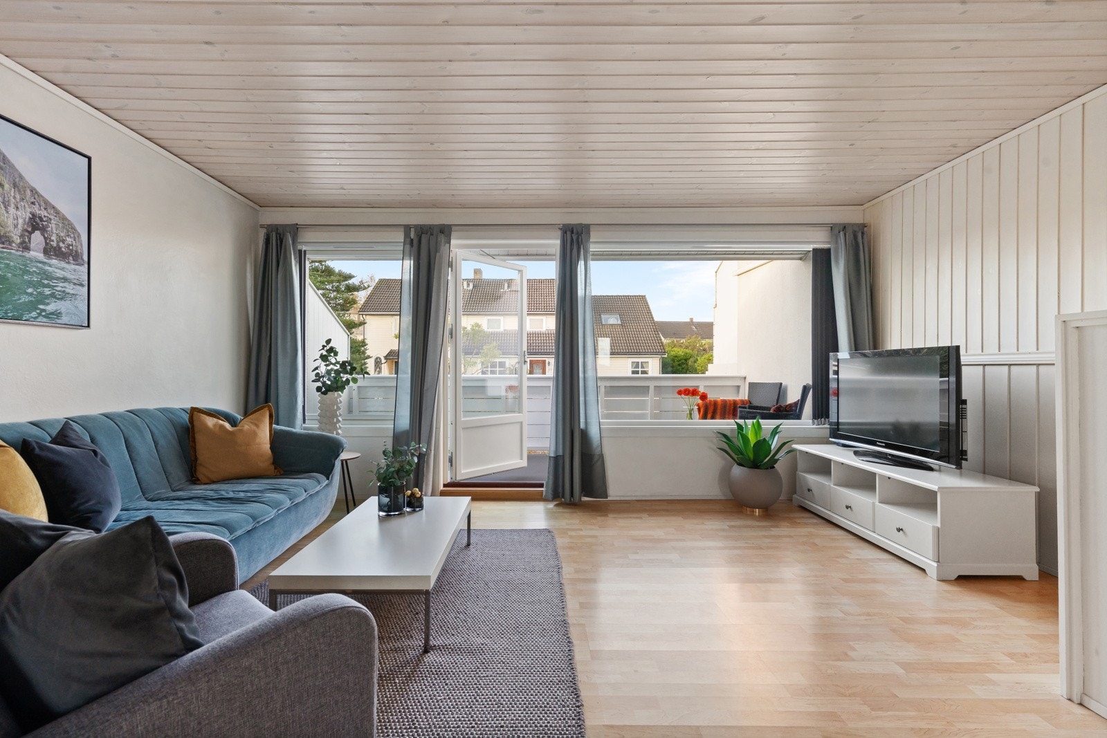 2. etasje inneholder stue og 2 soverom. Galleribilde