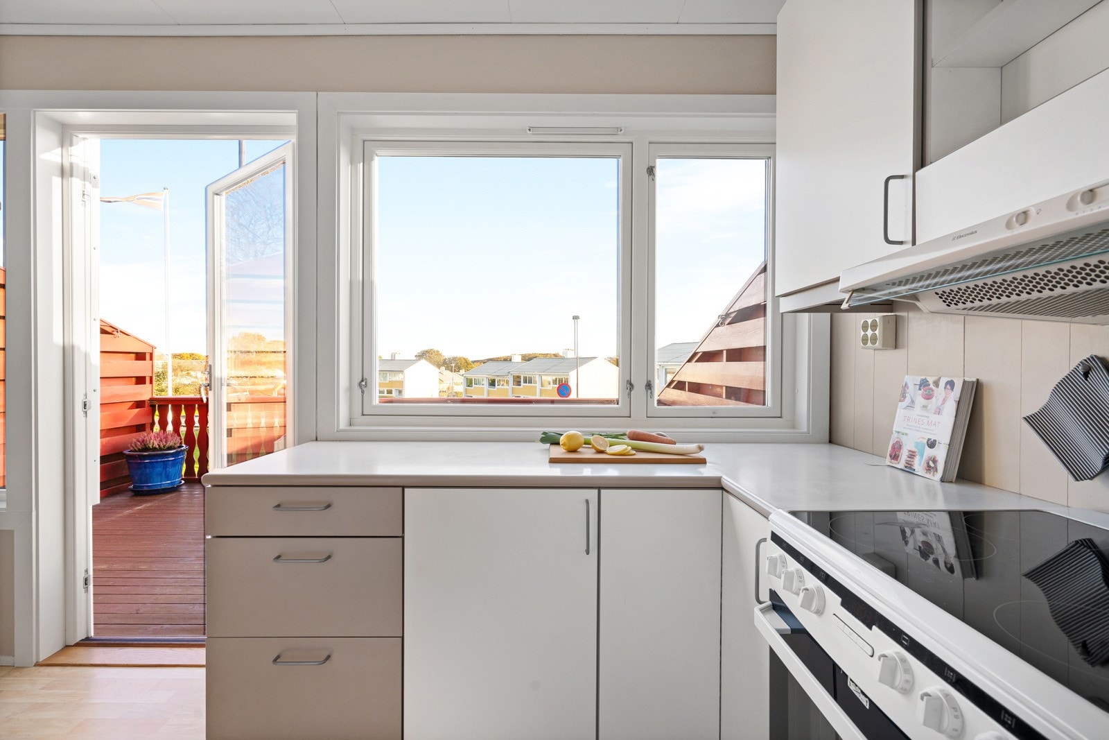 Kjøkken med god skap- og benkeplass. Galleribilde