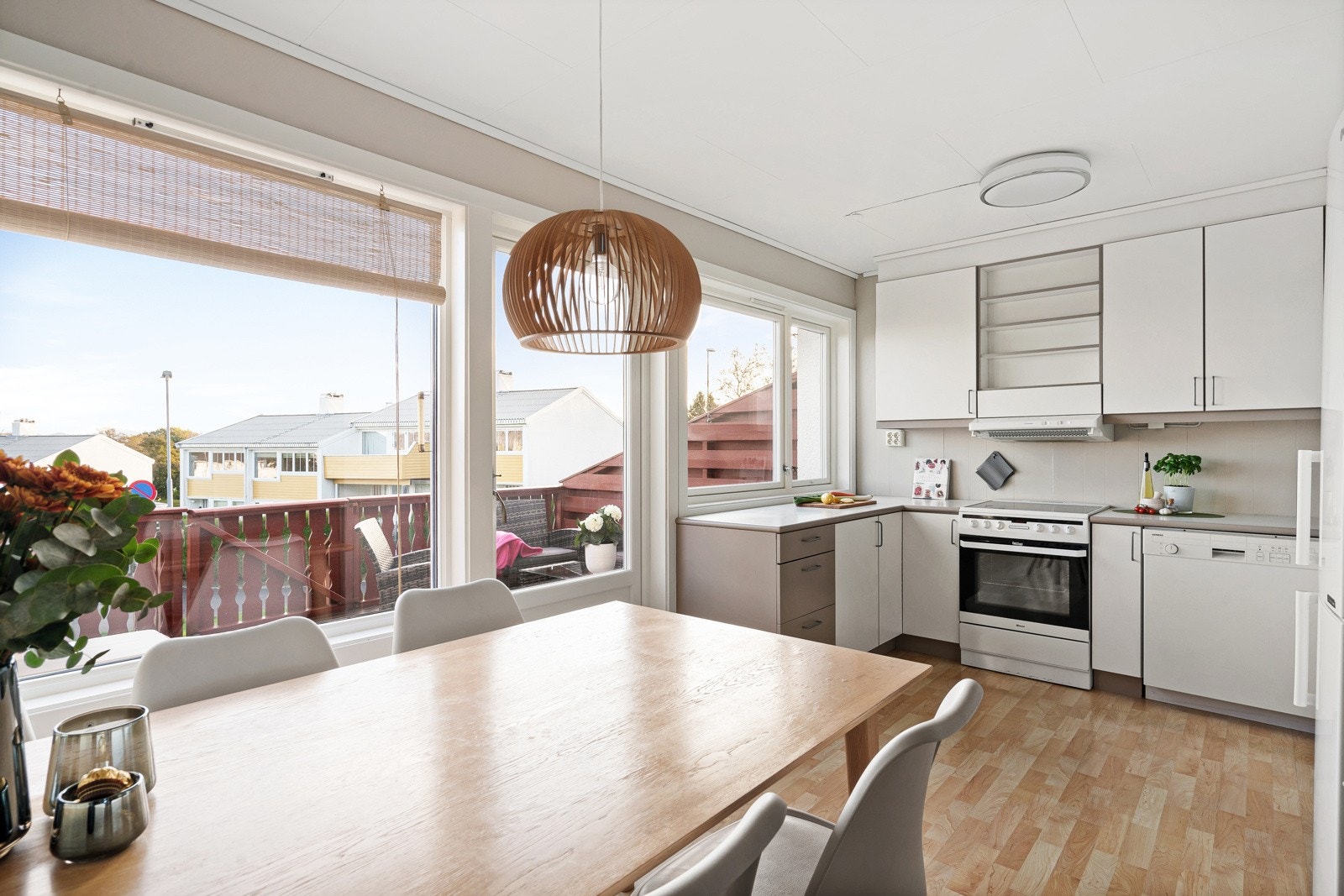 Dette er et innholdsrikt og koselig rekkehus over 3 plan i et barnevennlig og etablert område. Galleribilde