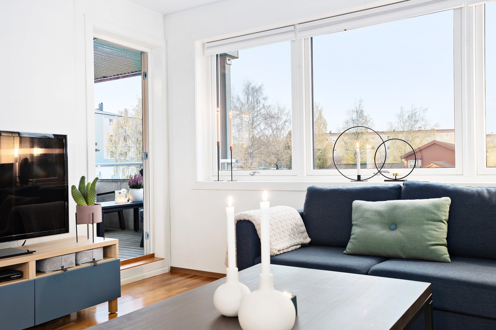 Fra stuen er det utgang til balkong. Galleribilde