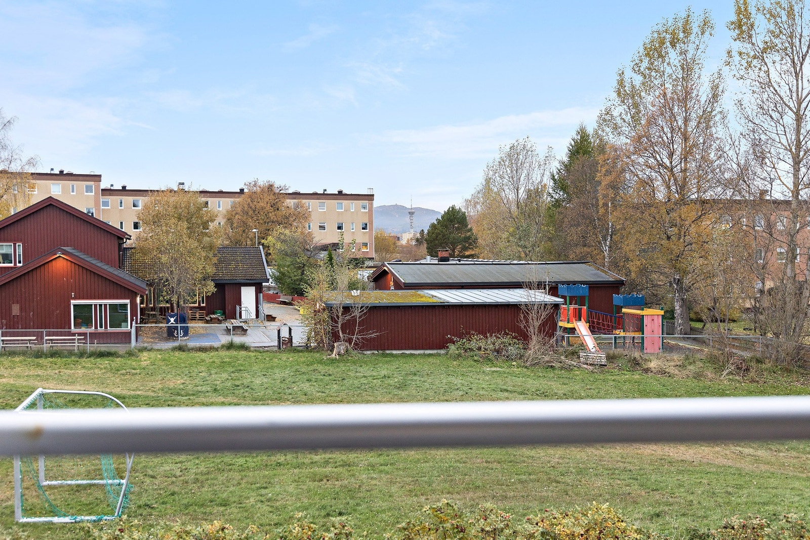 Leiligheten har en fin beliggenhet, vendt ut mot friarealer og er skjermet for innsyn. Galleribilde