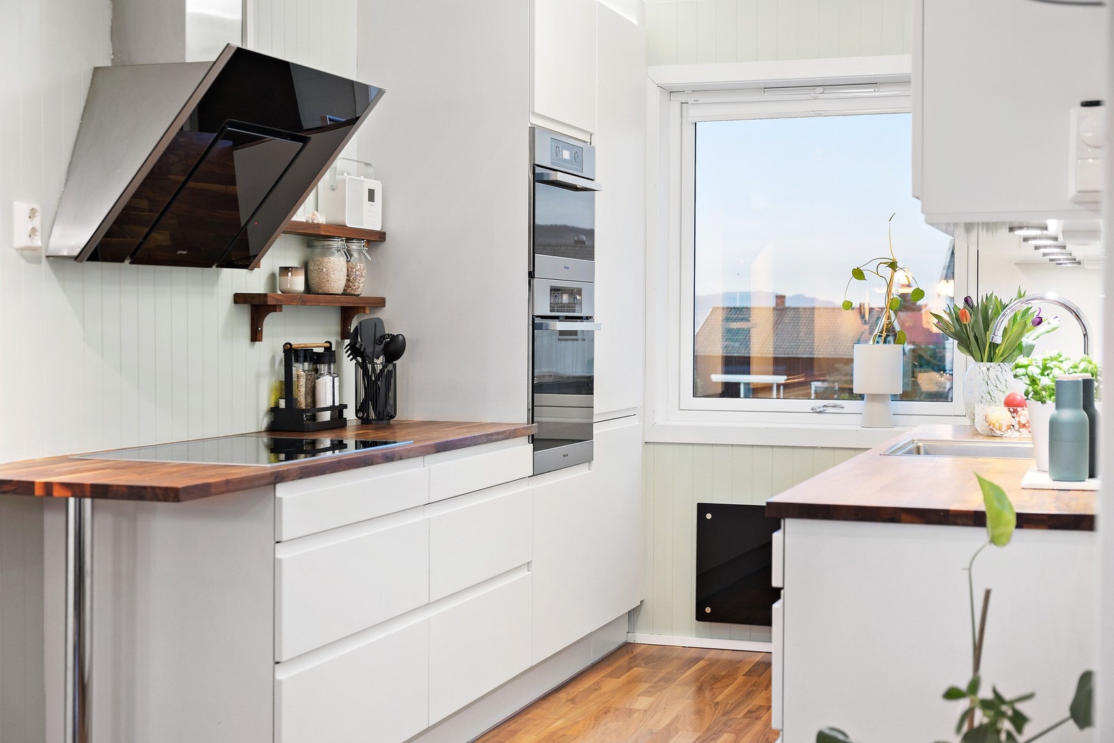 HTH kjøkken med integrerte hvitevarer (steke-/varmluftsovn, dampovn, induksjon platetopp 80cm, oppvaskmaskin og kjøl-fryseskap) fra Miele ble installert i 2011. Galleribilde