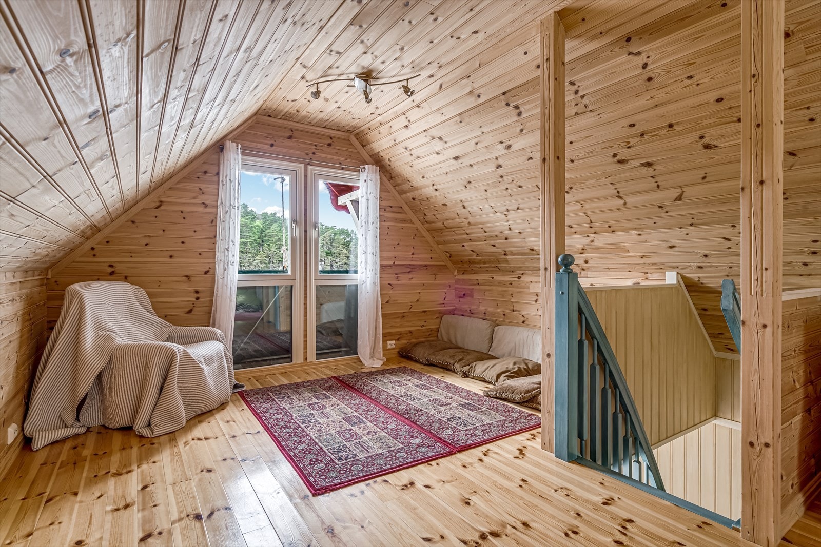 Loftsetasje med ett innredet rom Galleribilde