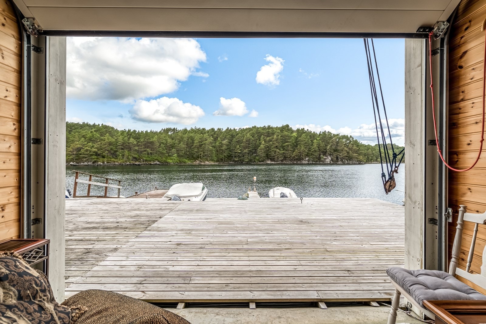 Fra naustet er det flott utsikt i fredfulle og rolige omgivelser. Galleribilde