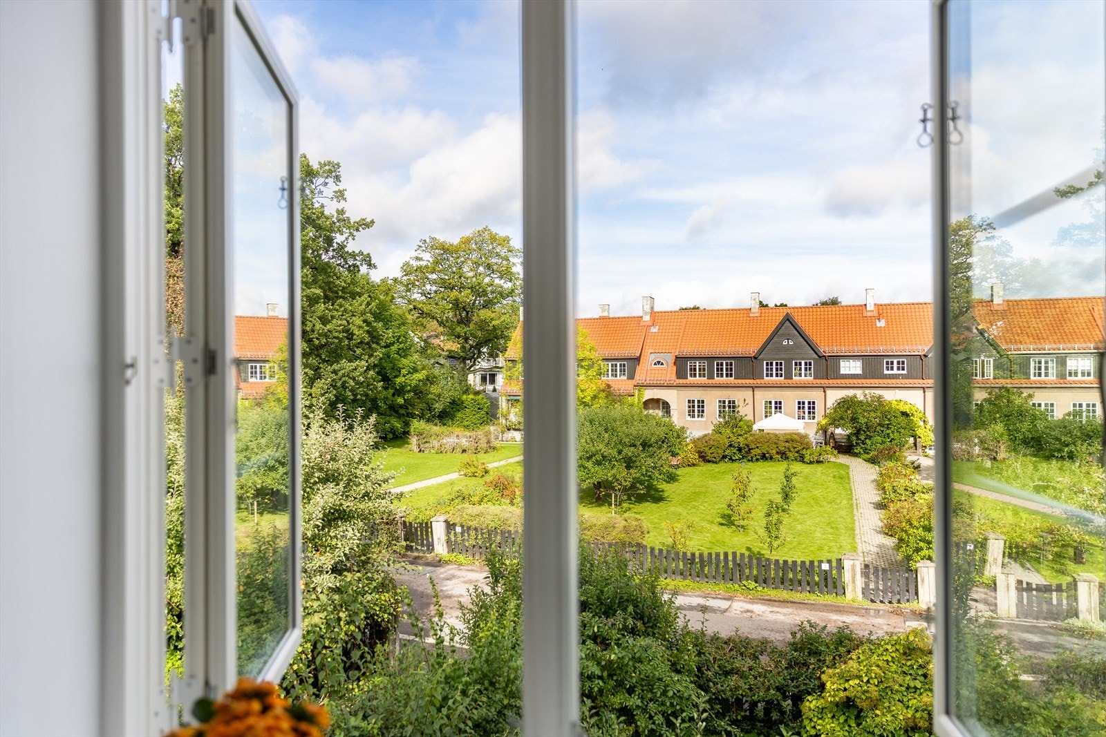 Et hyggelig, rolig og fredfullt boligområde for mennesker i alle aldre. Galleribilde