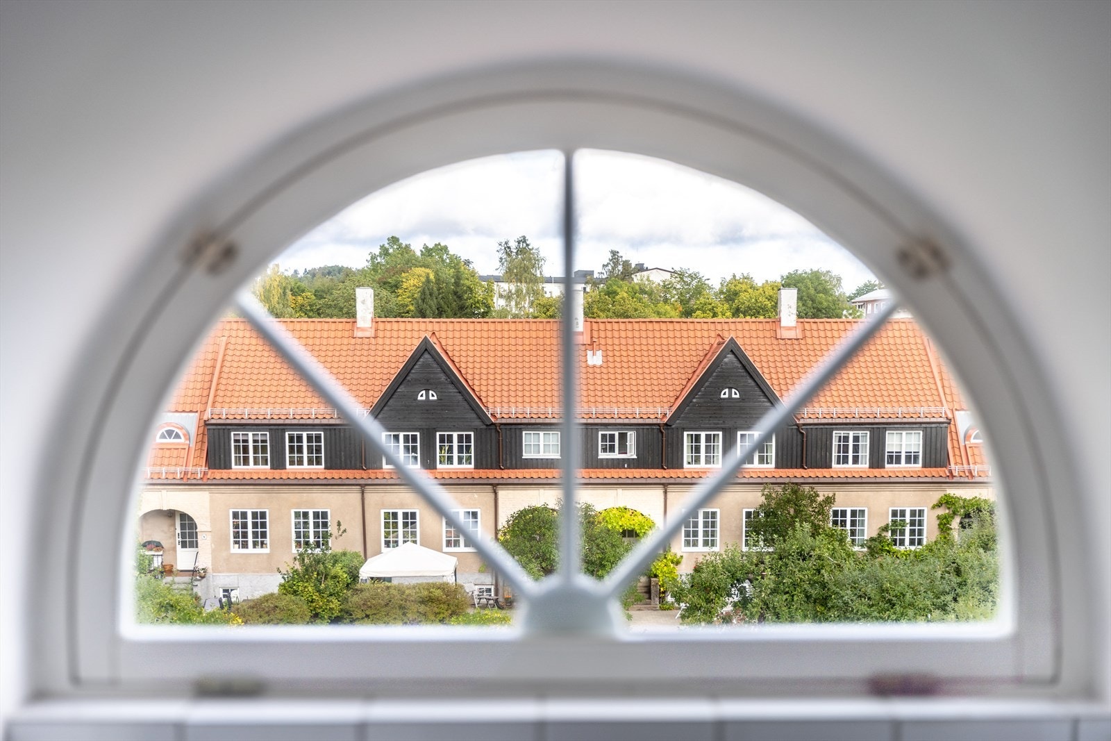 Detaljer | Nydelig bueformet vindu med utsyn. Galleribilde