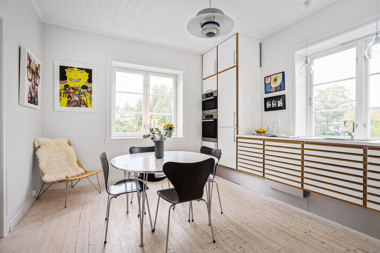 Kjøkkenet er et svært lyst og hyggelig rom med en flott innredning fra Unoform som var ny i 2013. Galleribilde