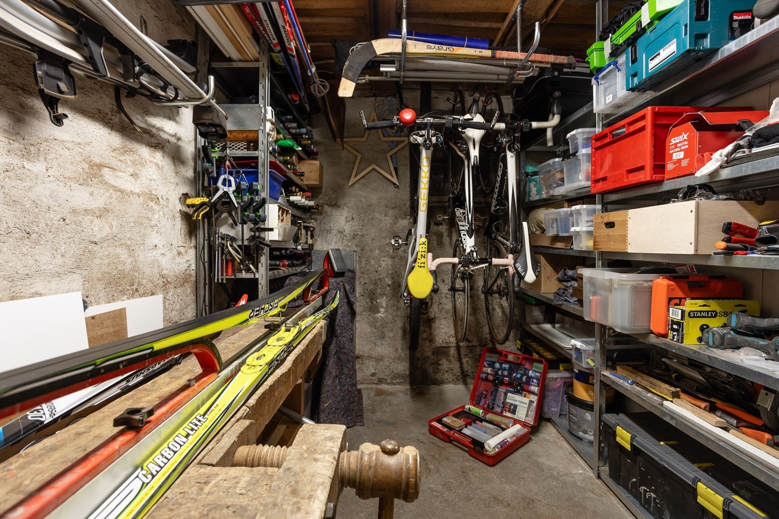 Kjellerboden er på 7 m² , og er godt utnyttet med praktiske løsninger. Galleribilde