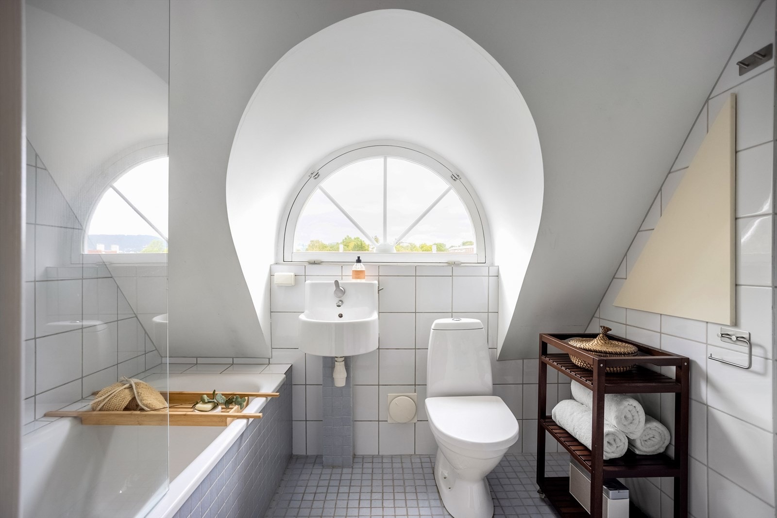 Badet i loftsetasjen er også fra 2005, og det foreligger dokumentasjon. Galleribilde