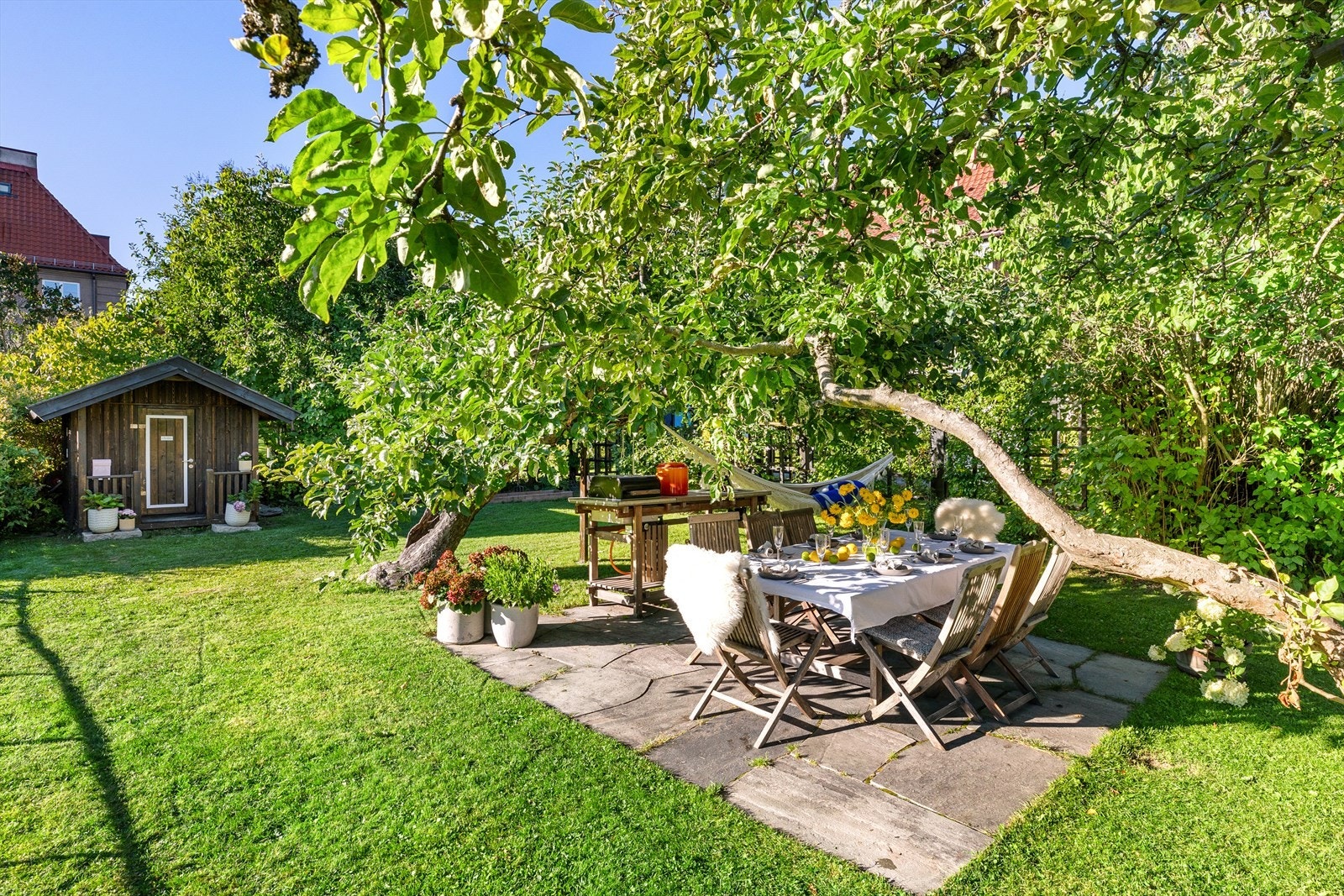 Hagen er omkranset av flott beplanting som gir en skjermet og tilbaketrukket atmosfære. Galleribilde