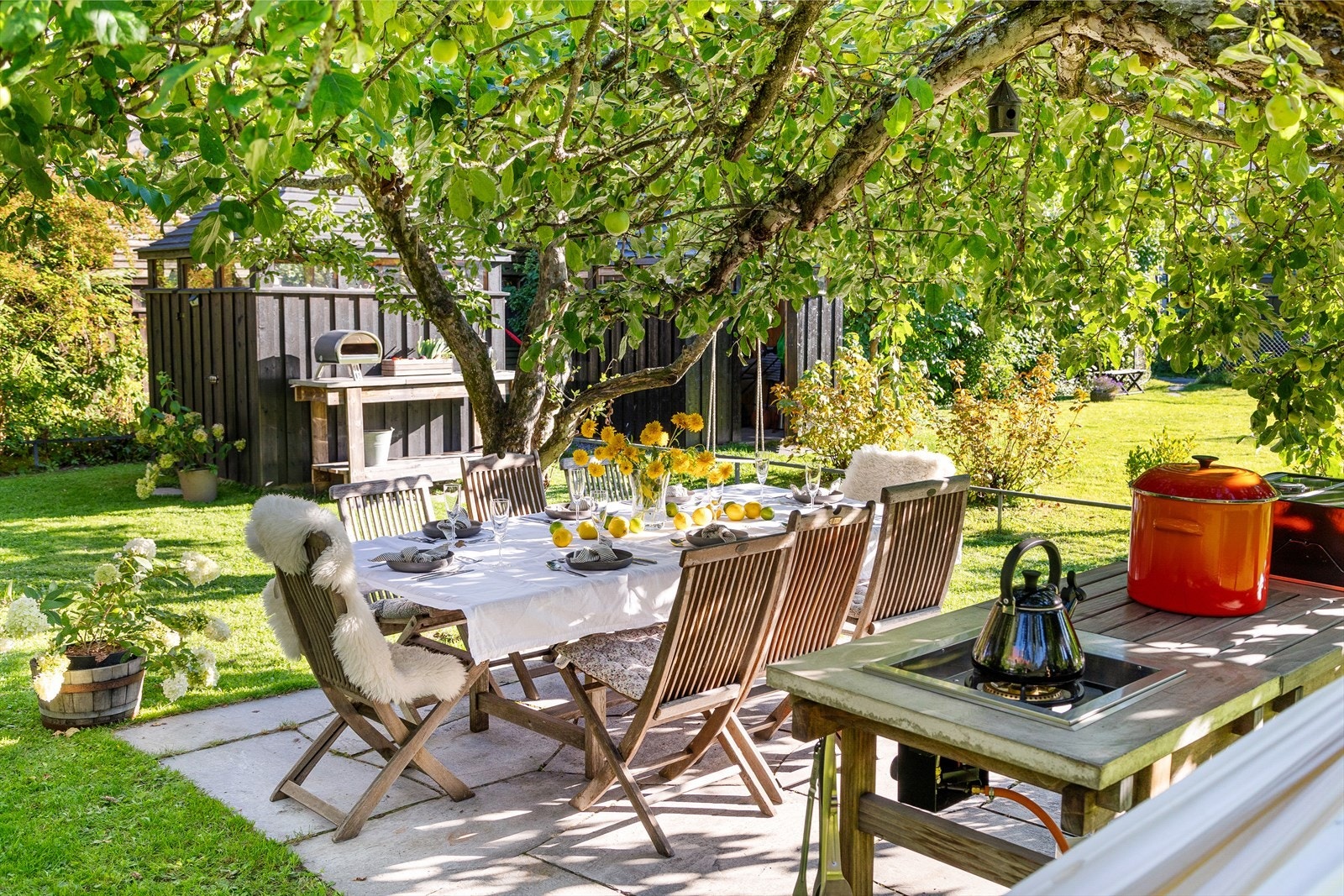 Hageparsellen ligger med enkel adkomst fra leiligheten, og utgjør en herlig oase til stor glede for både store og små. Galleribilde