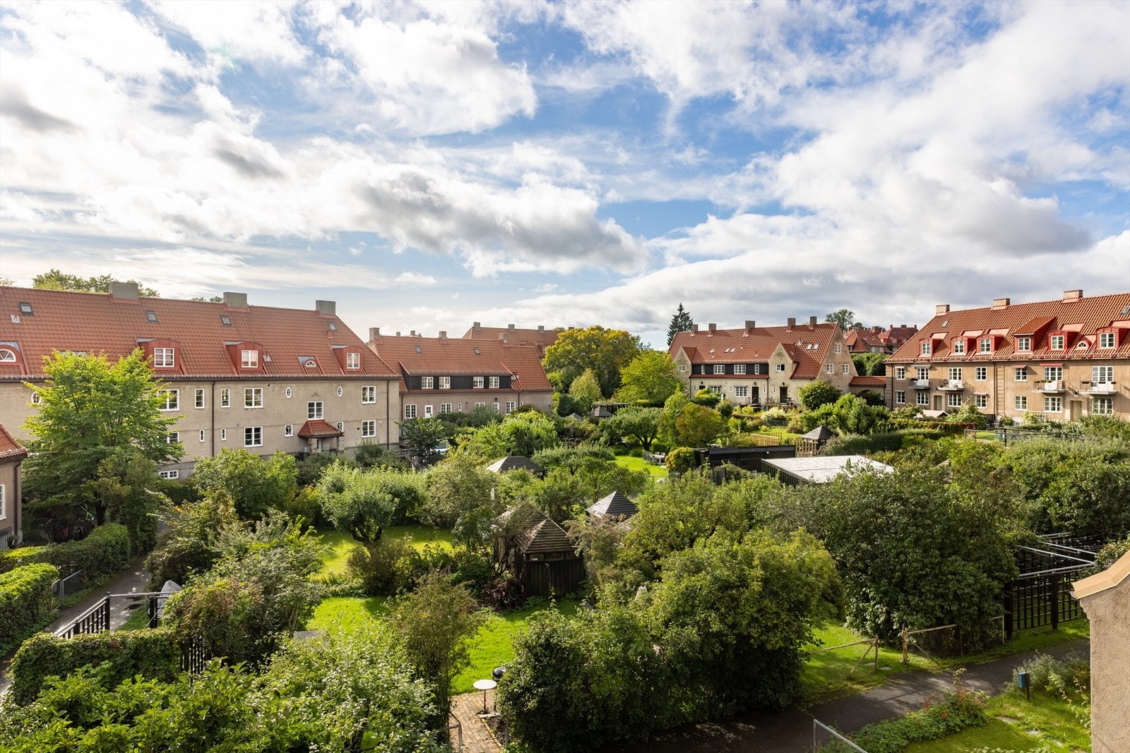 Nydelig utsyn over nabolaget og dens vakre hager og ærverdige bebyggelse. Galleribilde