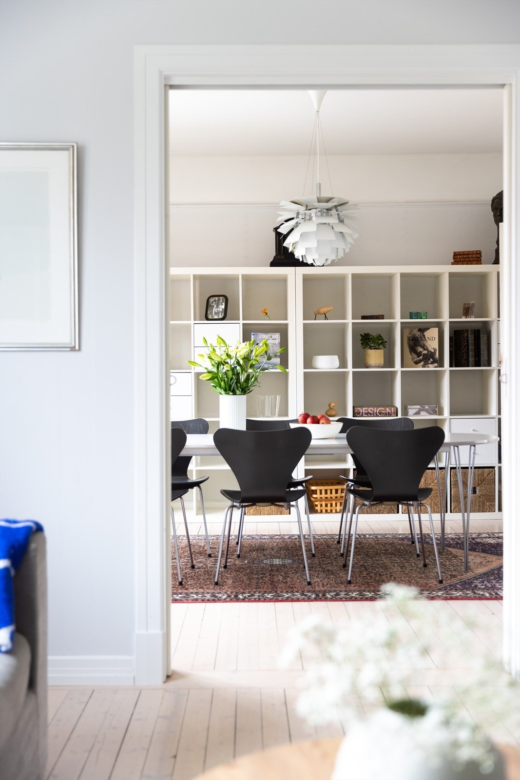 Detaljer | Rommene flyter godt sammen og skyvedøren gjør at rommene enkelt kan åpnes eller lukkes ved behov. Galleribilde