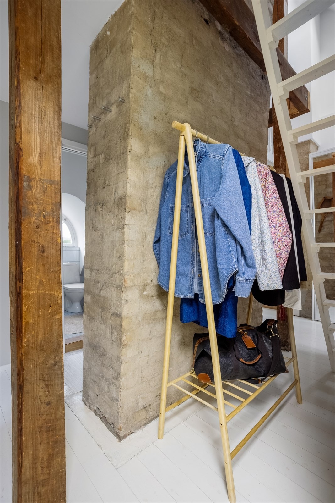 Gangen i loftsetasjen kan praktisk utnyttes og møbleres etter ønske. Galleribilde