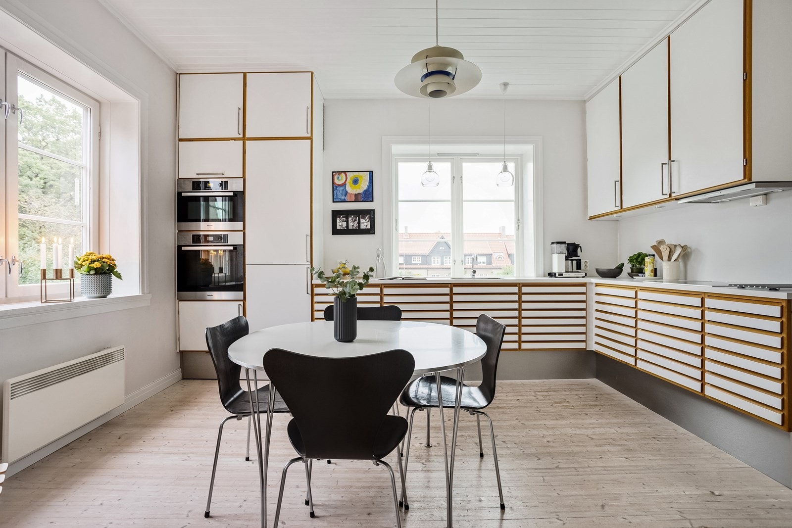 Videre er det integrert komfyr, induksjon platetopp, oppvaskmaskin, kombi/mikroovn og kjøl/frys. Alle hvitevarer medfølger. Galleribilde