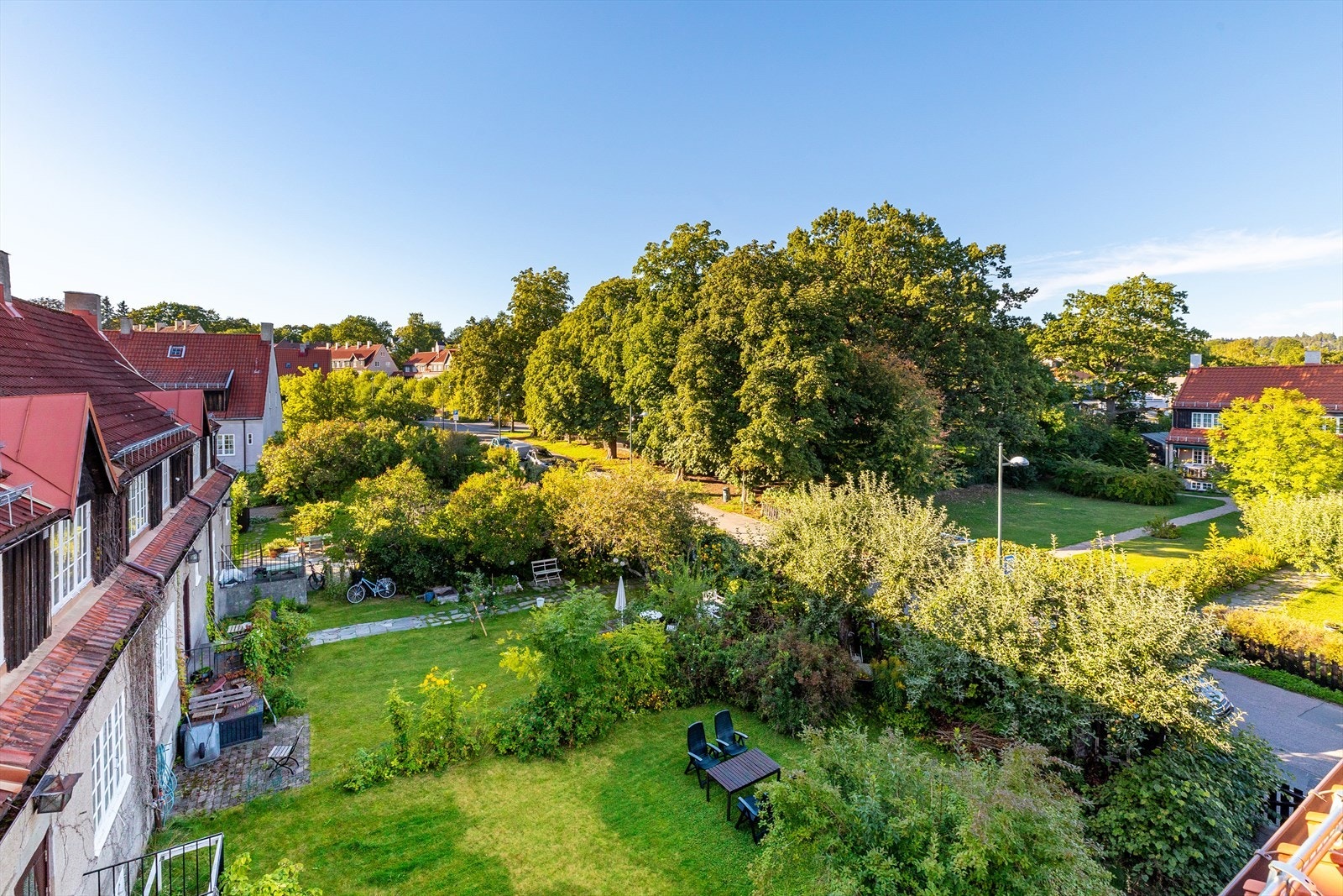 Fra kjøkkenvinduet ser man blant annet til Langliaparken som er et grønt og fint lite område med lekeplass for barna. Galleribilde