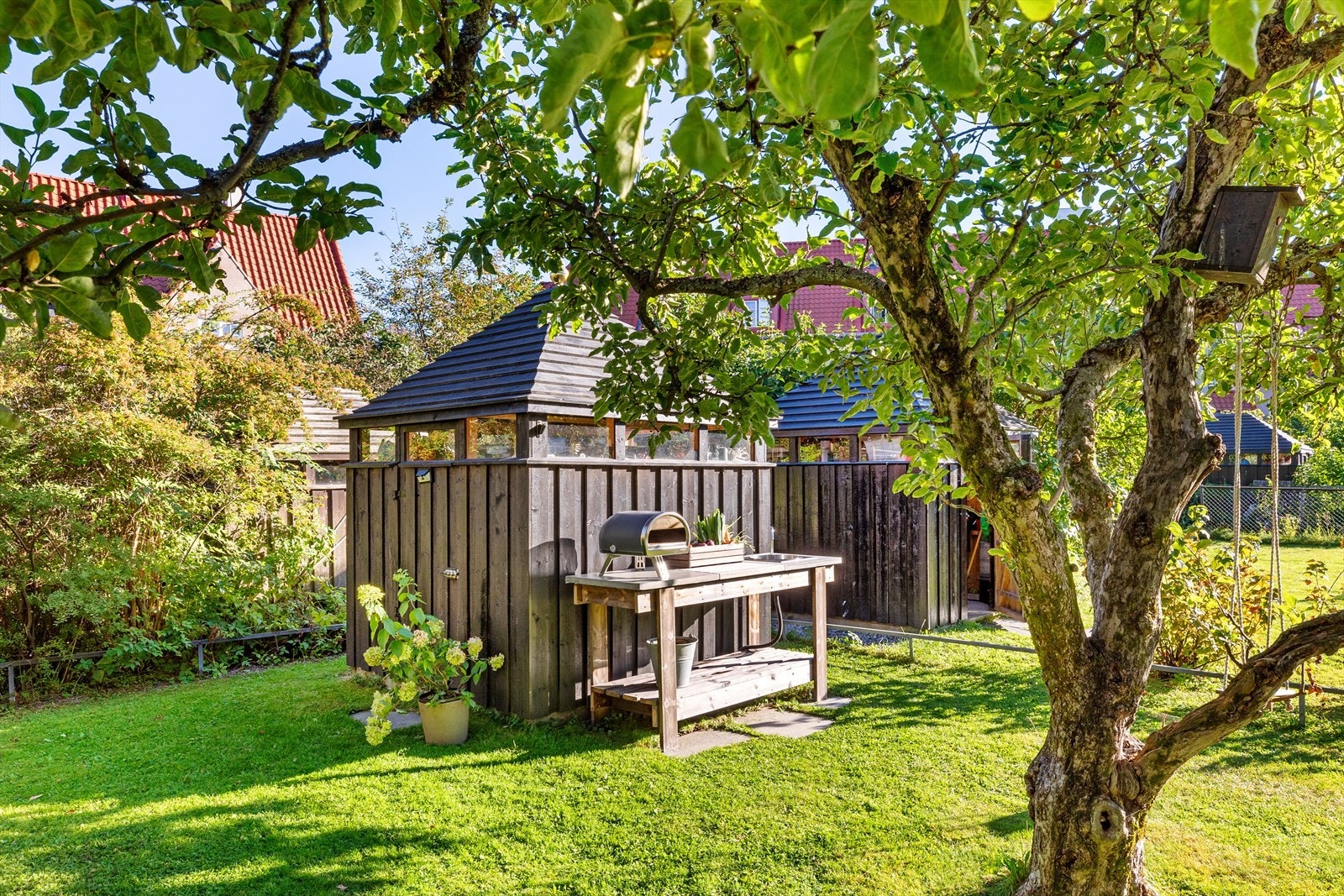 Det er rikelig med lagringsplass i både kjellerbod på 7 m² og utebod på 4 m². Galleribilde