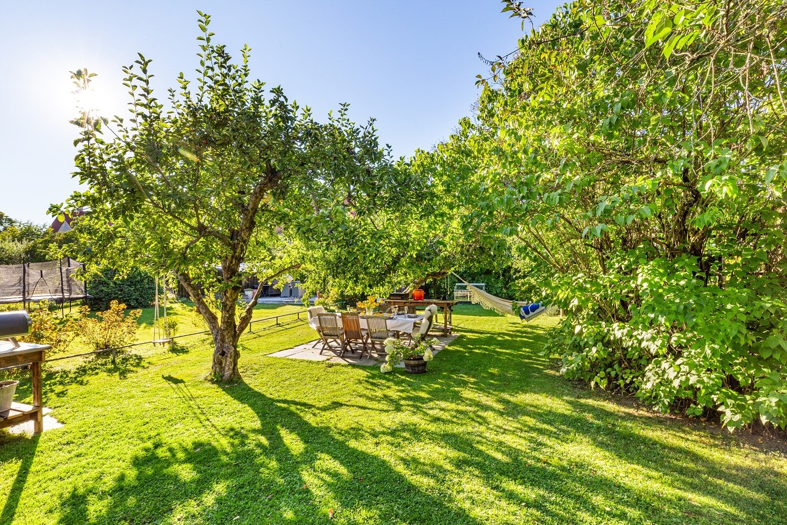 En unik hagebyleilighet med fantastisk beliggenhet, og en helt nydelig hageparsell av svært god størrelse. Galleribilde