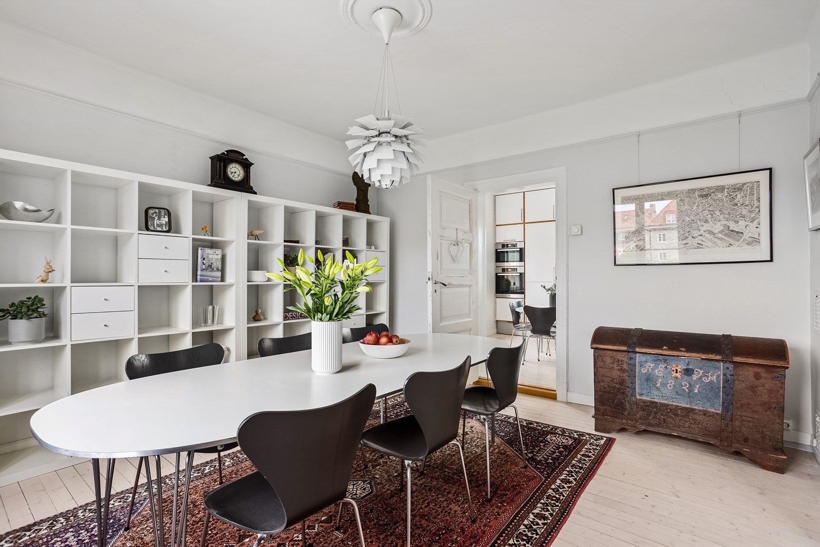 Veggene er malt i en dus og fin fargetone med flotte, hvitmalte detaljer som en pent fremhevet. Takhøyden i stuen er på 2,73 meter. Stuen/spisestuen kan også benyttes som et tredje soverom. Galleribilde