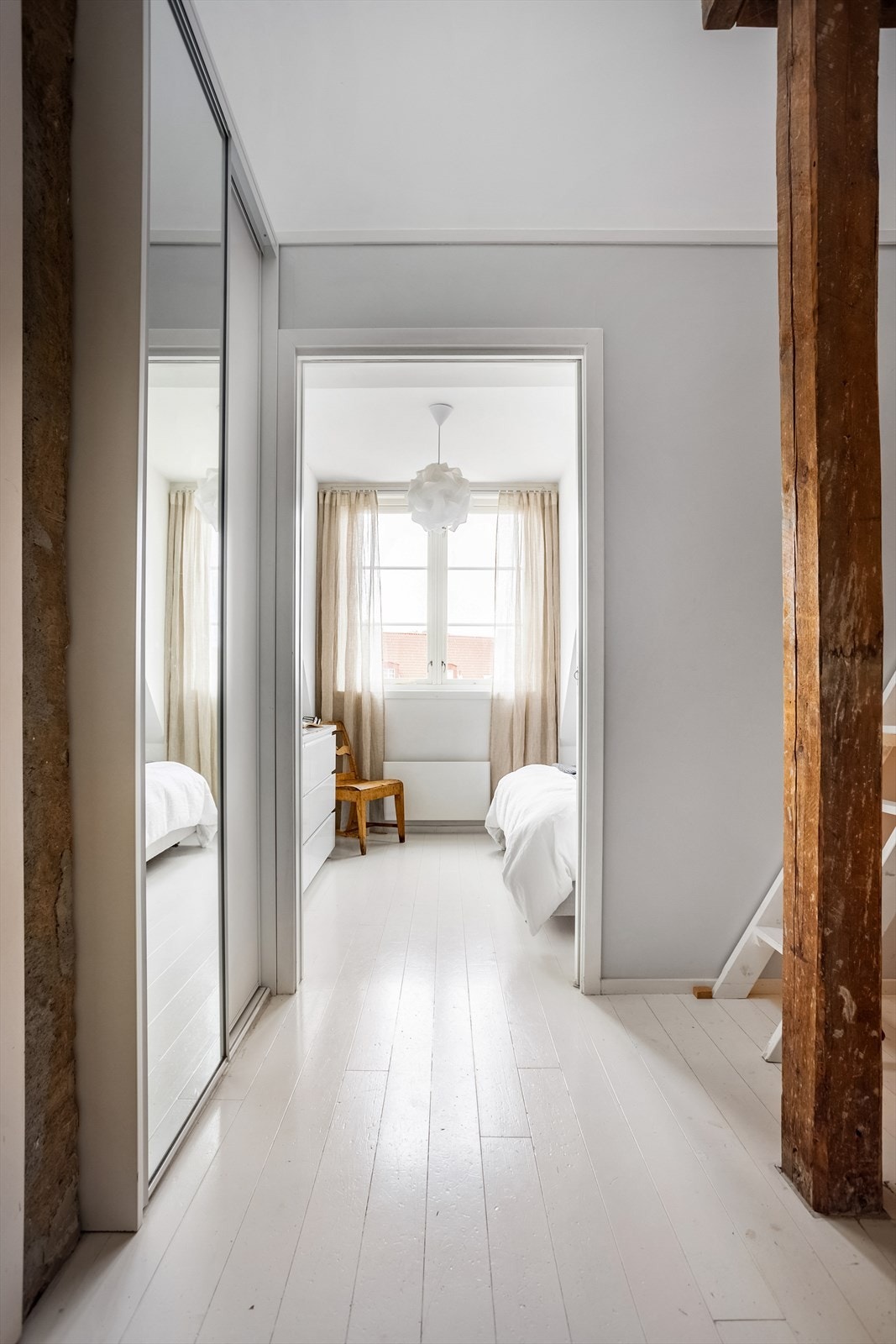 Loftet består av en romslig gang med trapp opp til hemsløsning, to soverom, kontor og baderom. Galleribilde