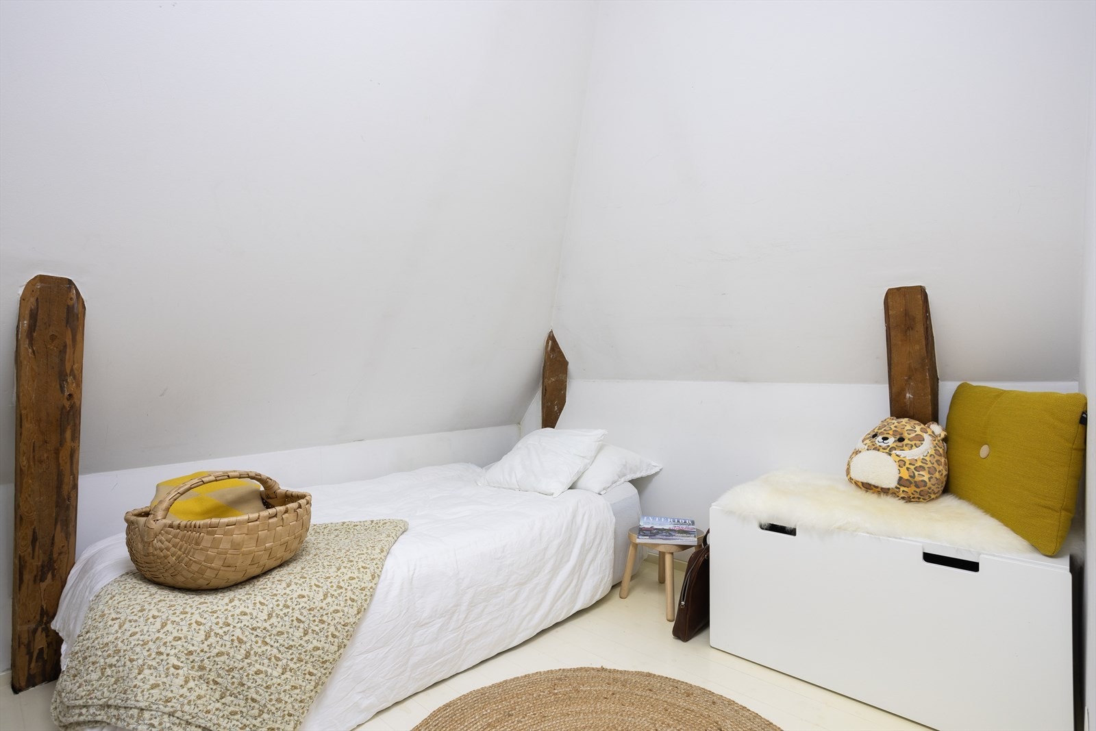 Legg merke til de flotte bjelkene som skaper sjel og sjarm. Galleribilde