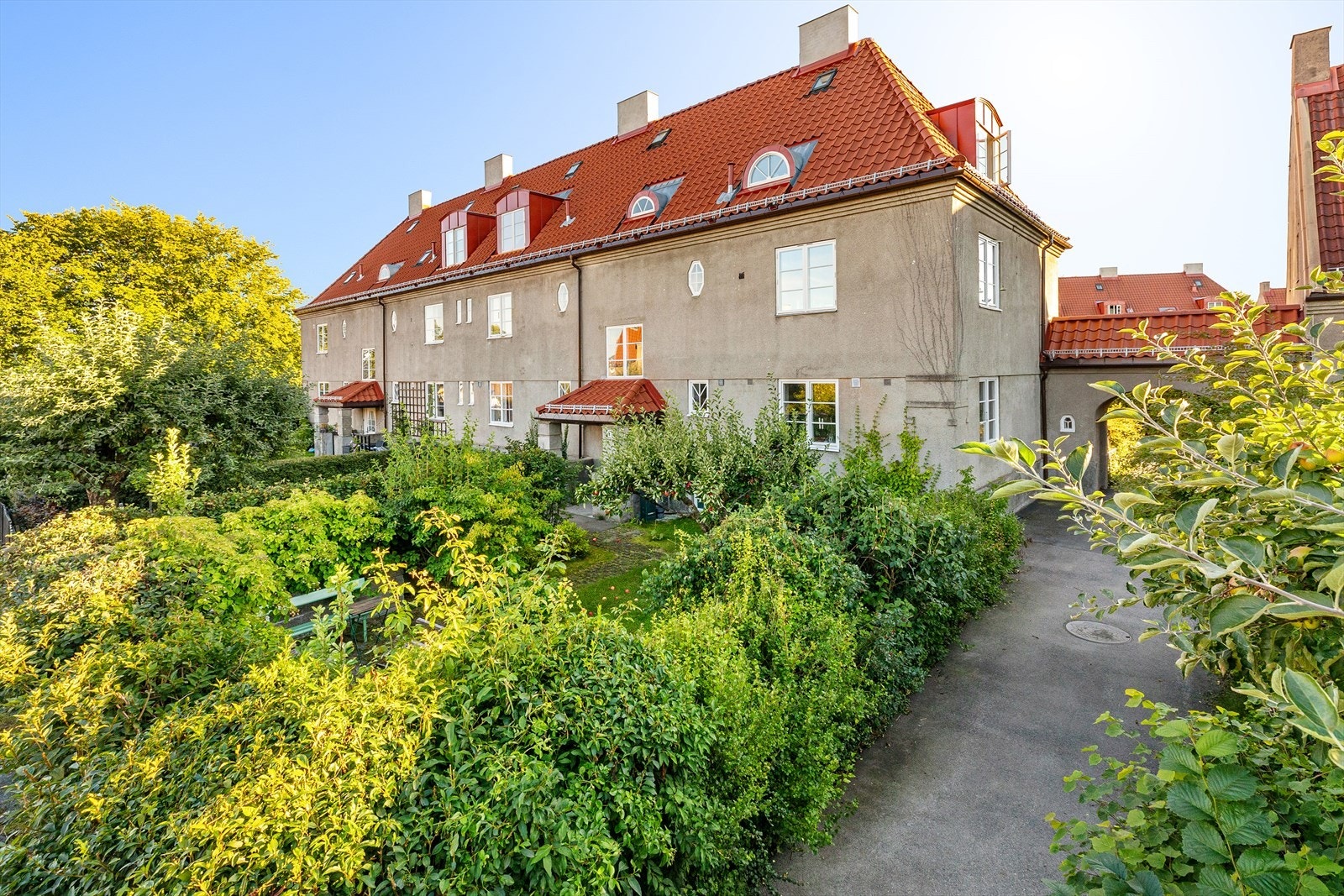 Eiendommen har en fantastisk intern beliggenhet i Hagebyen. Det indre gårdstunet med vakre hager og rolige internveier skaper trygge omgivelser for de aller minste. Galleribilde