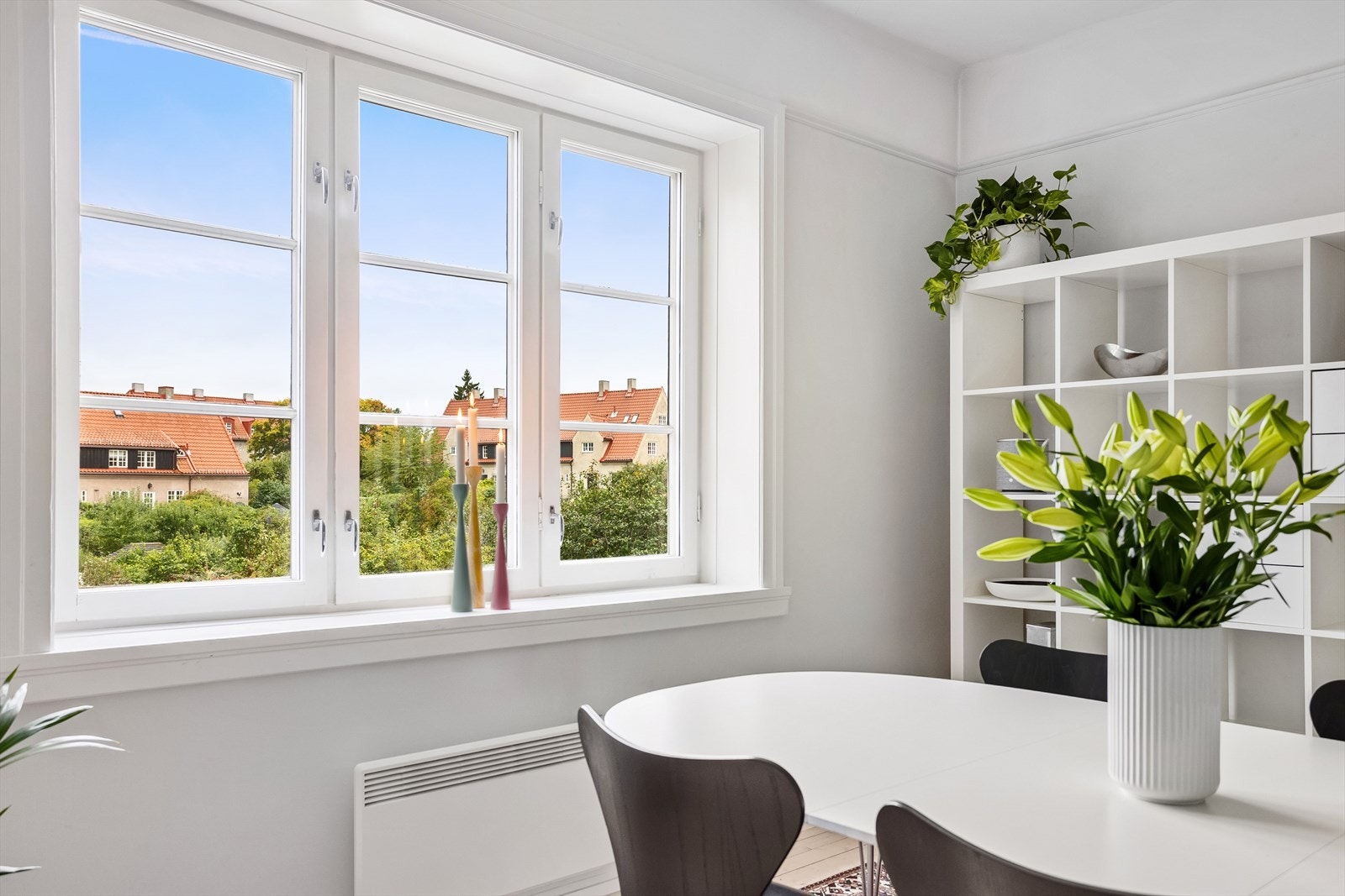 Her har man ingen direkte innsyn, og fra stuevinduene har man åpent og flott utsyn. Galleribilde