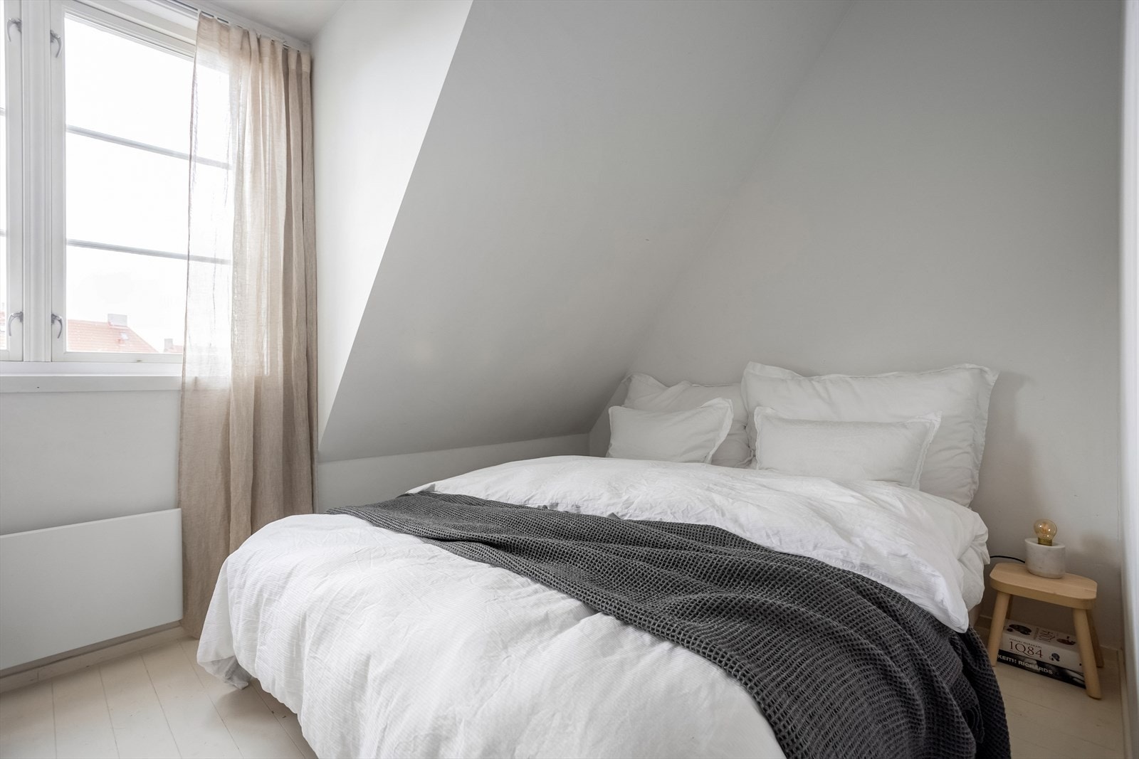 Det er plass til dobbeltseng med tilhørende møblement. Galleribilde