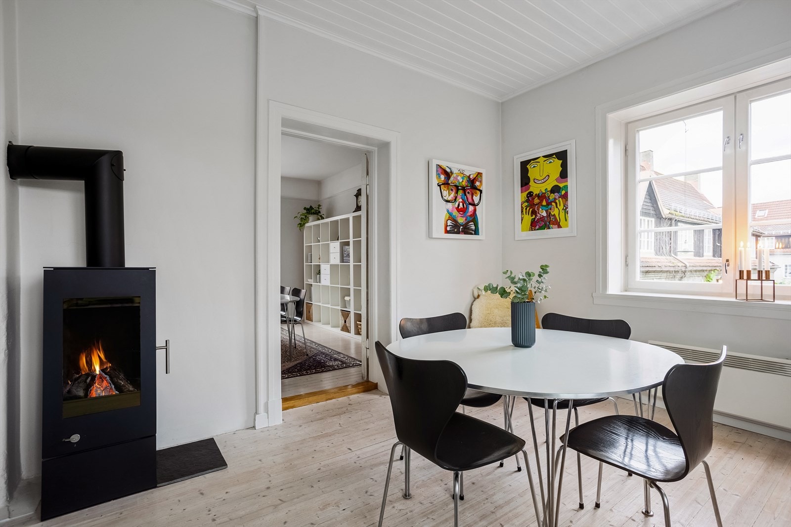 Kjøkkenet har også en stemningsfull peisovn og en hyggelig plass til spisebord Galleribilde