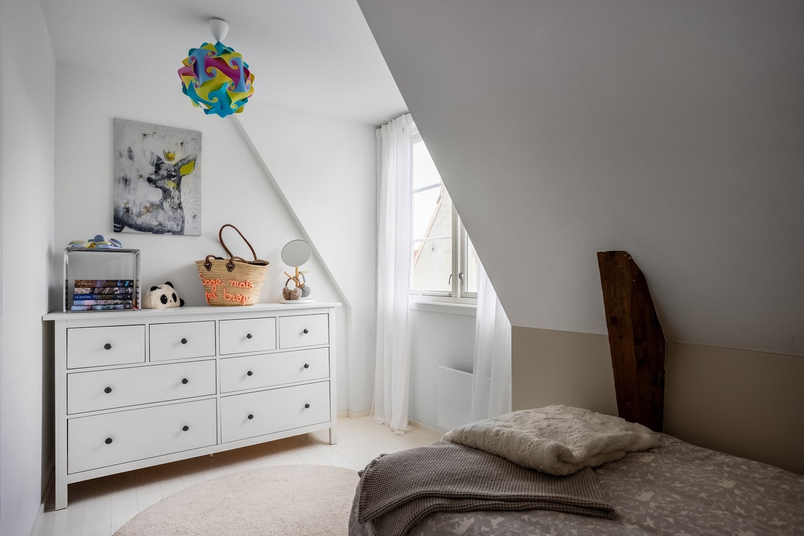 Det er plass til seng og oppbevaringsløsning. Galleribilde