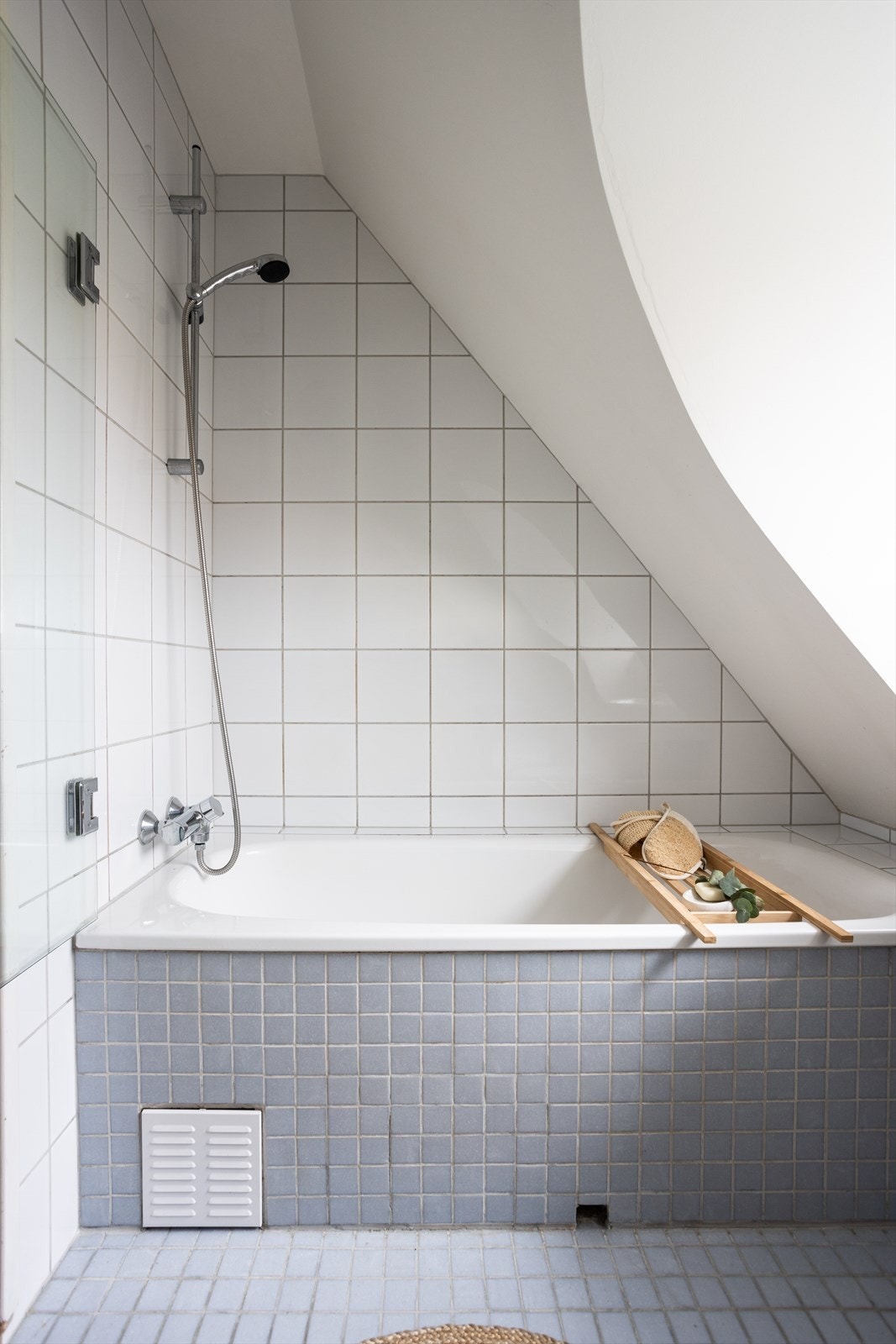 Badet er utstyrt med wc, servant og dusj i innmurt badekar. Galleribilde