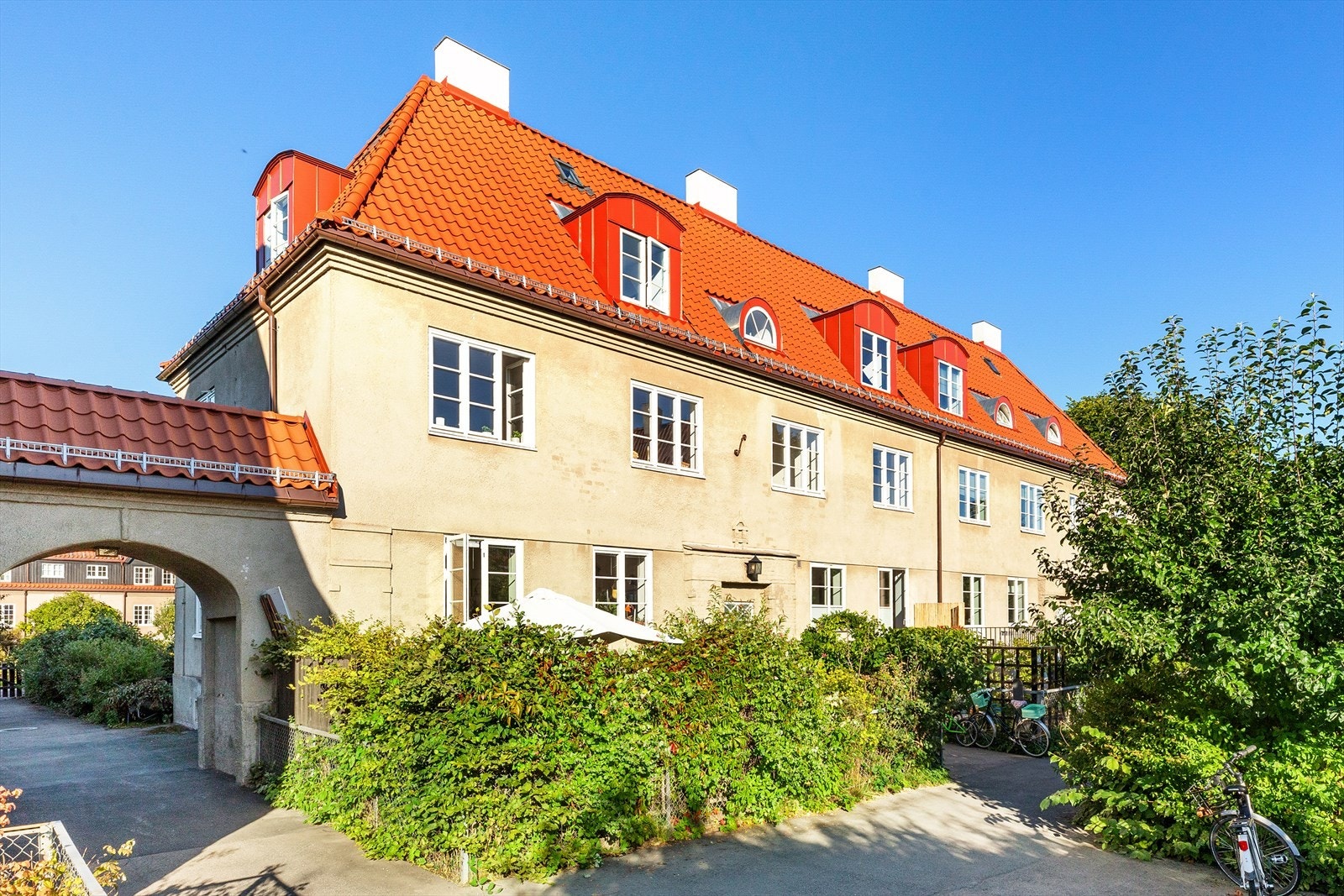 Leiligheten ligger svært fint til på enden i byggets 2.etasje med utbygget loft og hems. Galleribilde