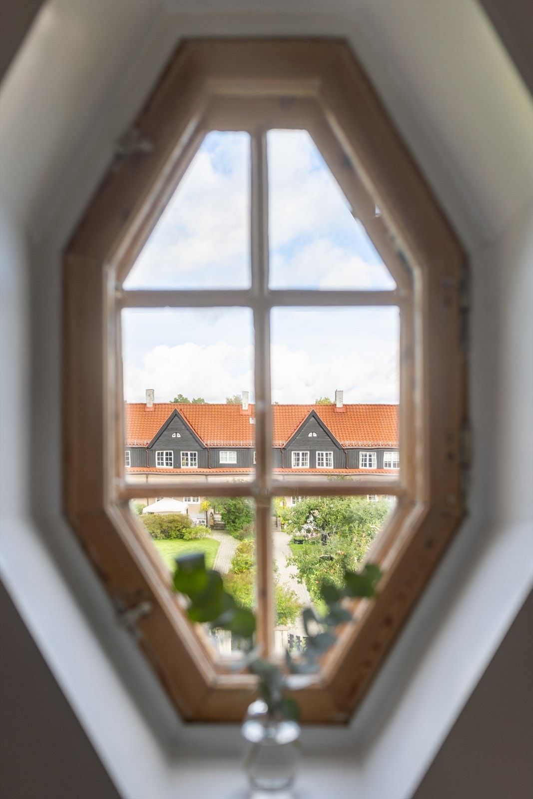 Detaljer | Et klassisk og sjarmerende vindu i entréen. Galleribilde