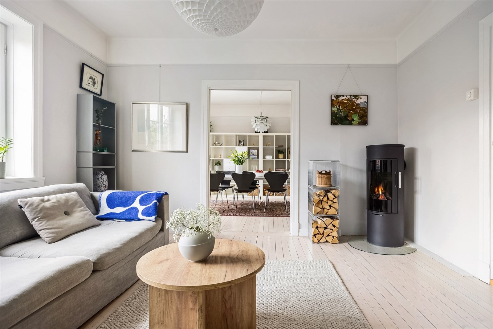 Hovedetasjen har to stuer som ligger fint etter hverandre med naturlige soner for både sofaseksjon og spisebord, samt flere møbleringsmuligheter. Galleribilde