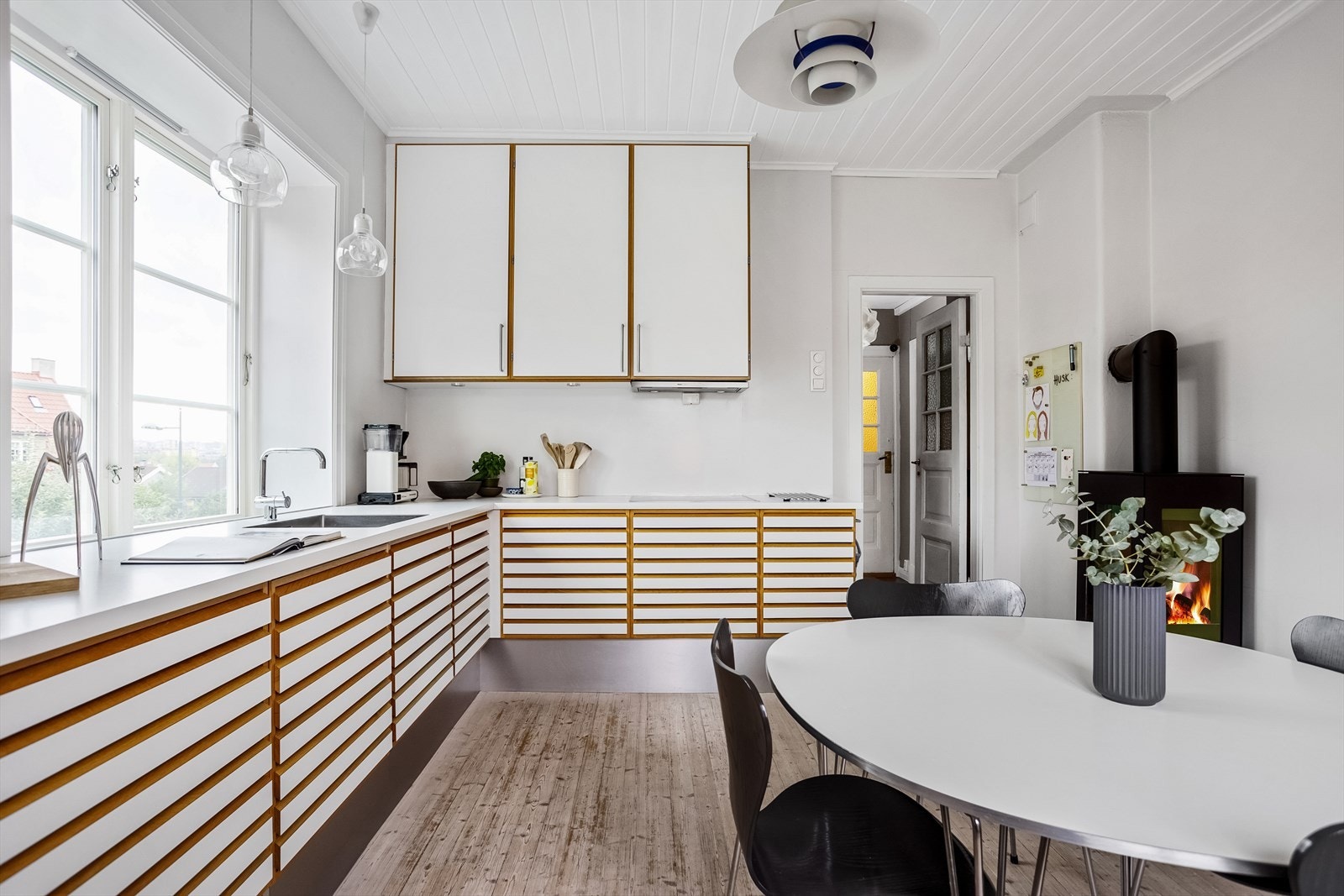 Innredningen består av laminat benkeplate, ventilator vifte og underlimt kum. Galleribilde