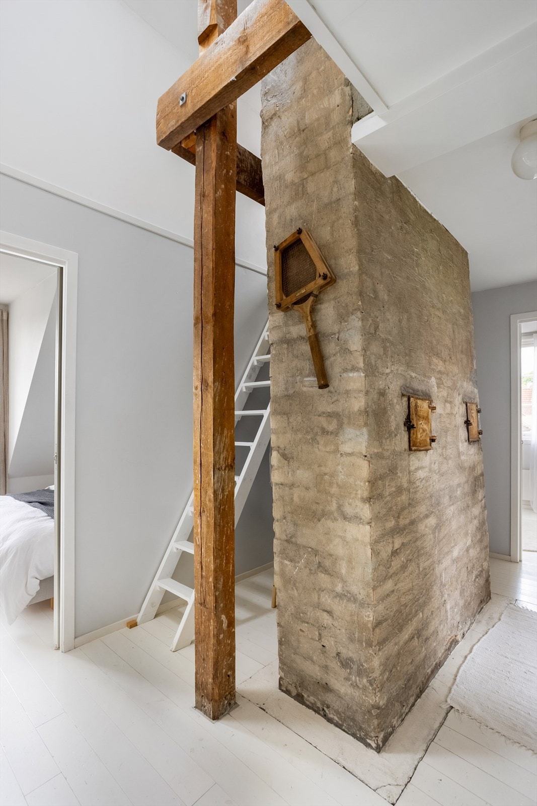 Fra gangen har man tilgang til hemsen. Galleribilde