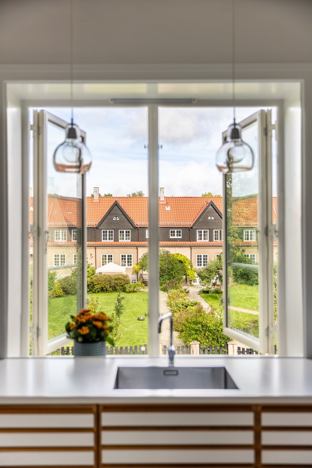 Detaljer | Fantastisk utsyn også fra kjøkkenvinduene. Galleribilde