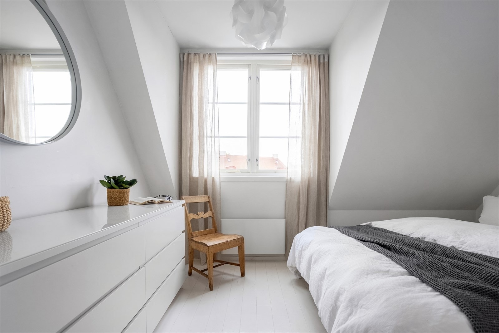 Hovedsoverommet oppleves lyst og luftig med hvitmalte overflater og malte tregulv. Galleribilde