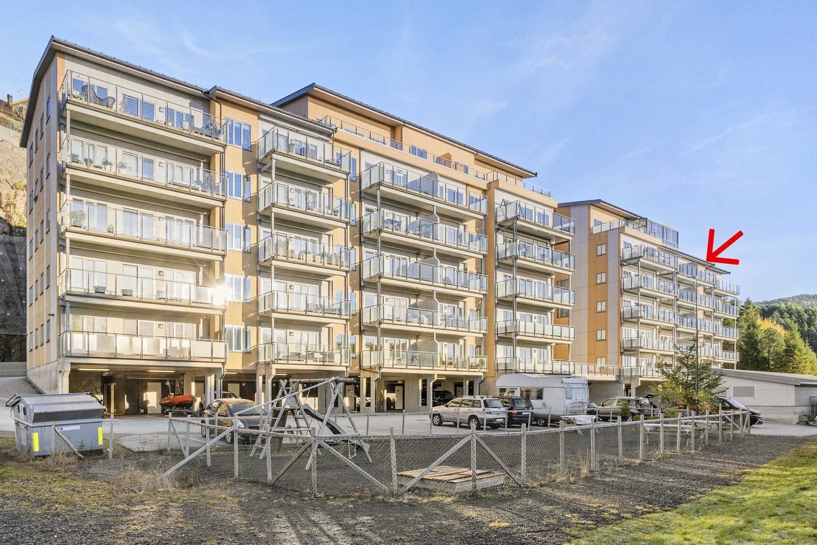 Det er lekeplass, med bord og benker, sør for blokka Galleribilde