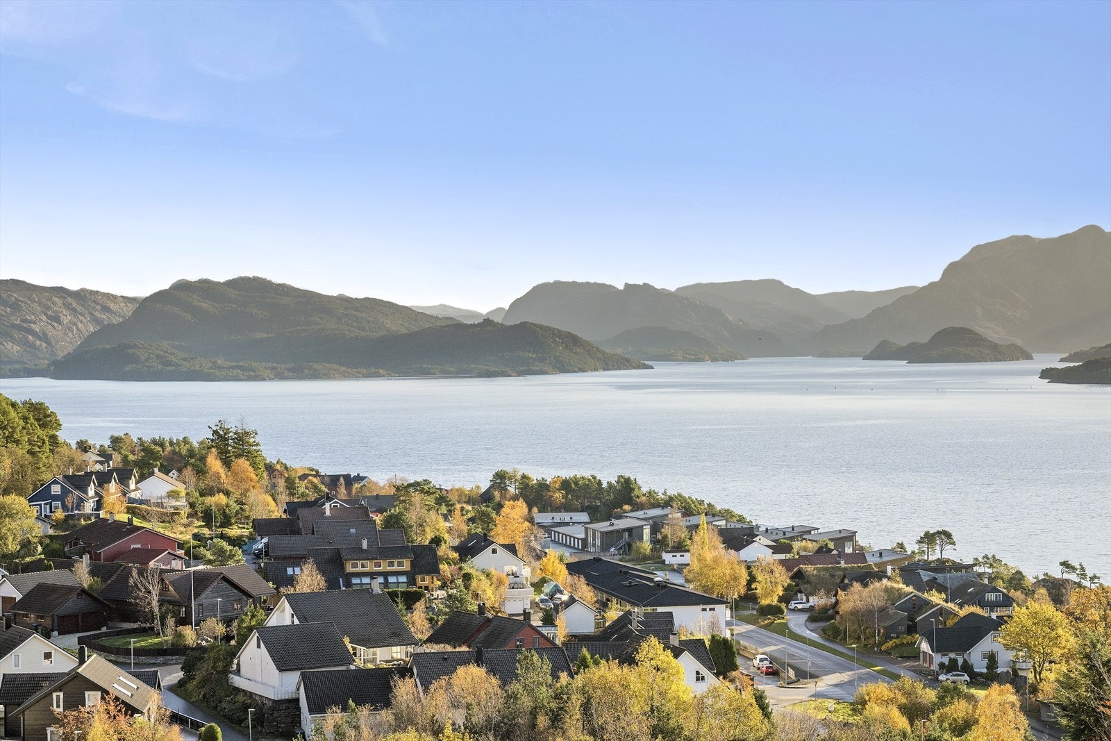 Flott utsikt mot Solheimsfjorden, fjellene i øst og øyene i sør Galleribilde