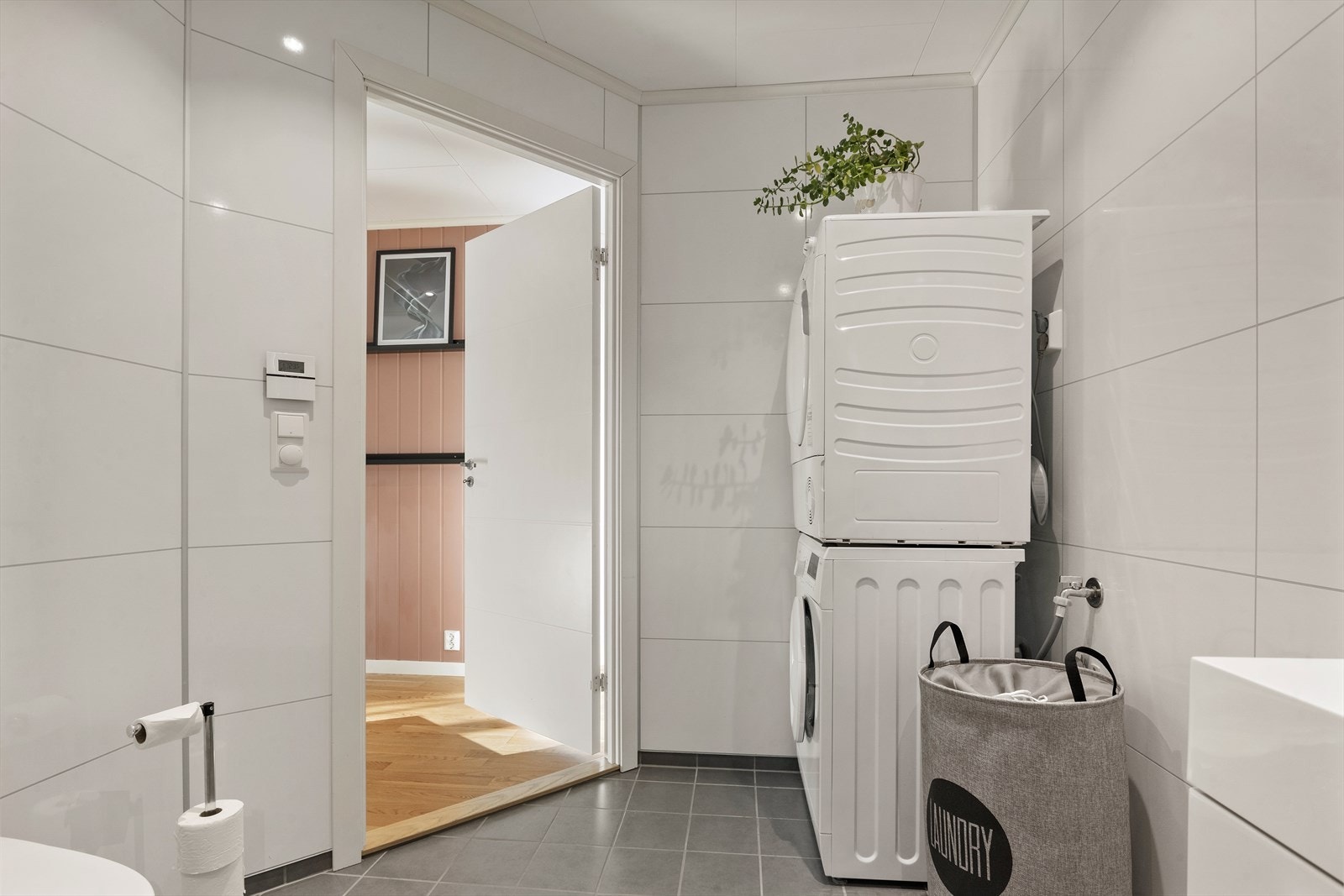 Det er plass til vaskemaskin og tørketrommel i badet. Galleribilde