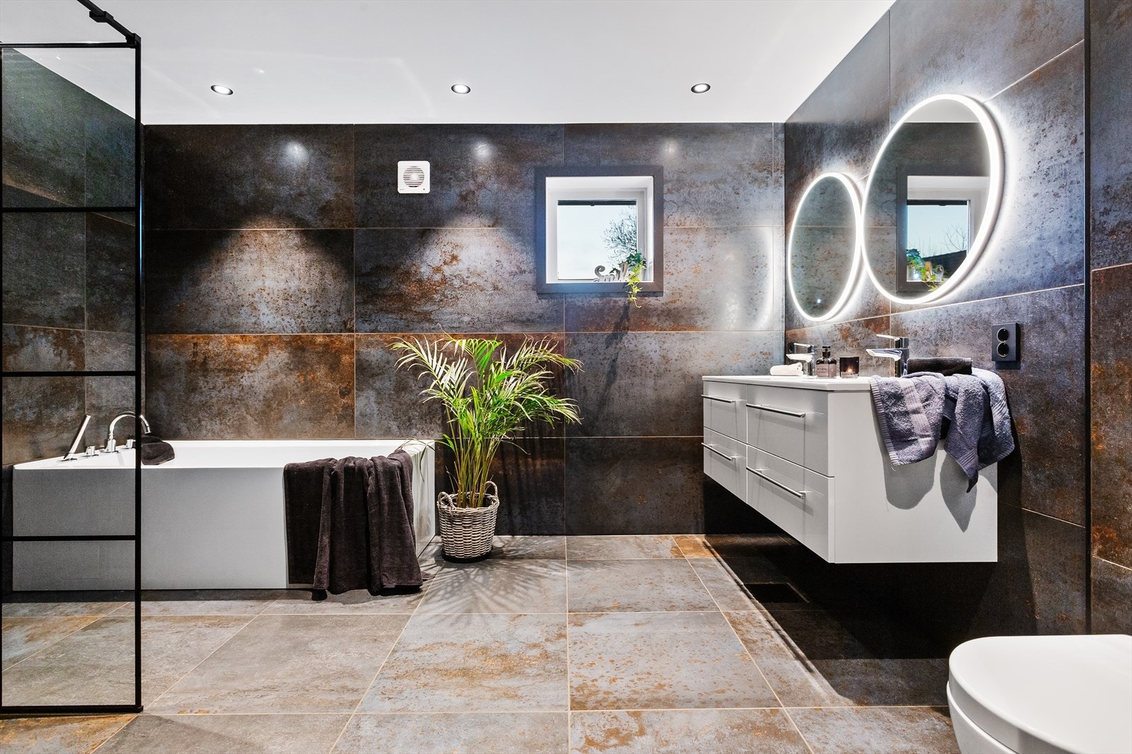 Moderne og romslig bad som nylig er ferdigstilt. Galleribilde