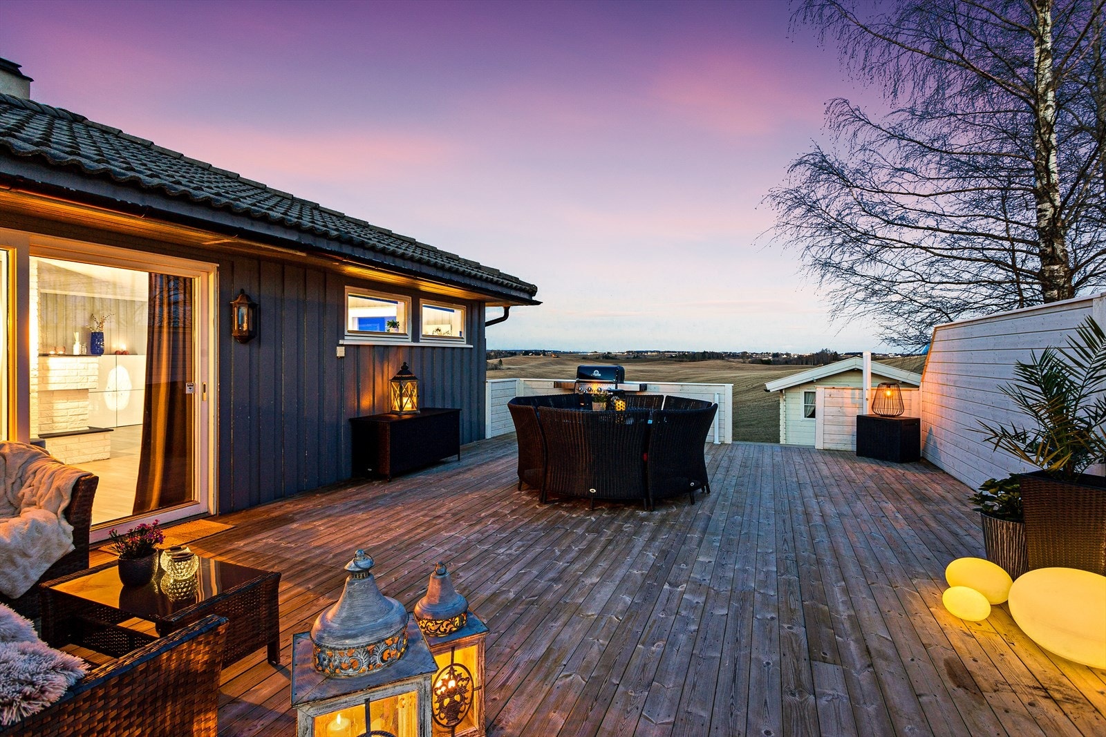 Fra stuen har du utgang til denne nydelige terrassen på ca. 50 kvm. Galleribilde