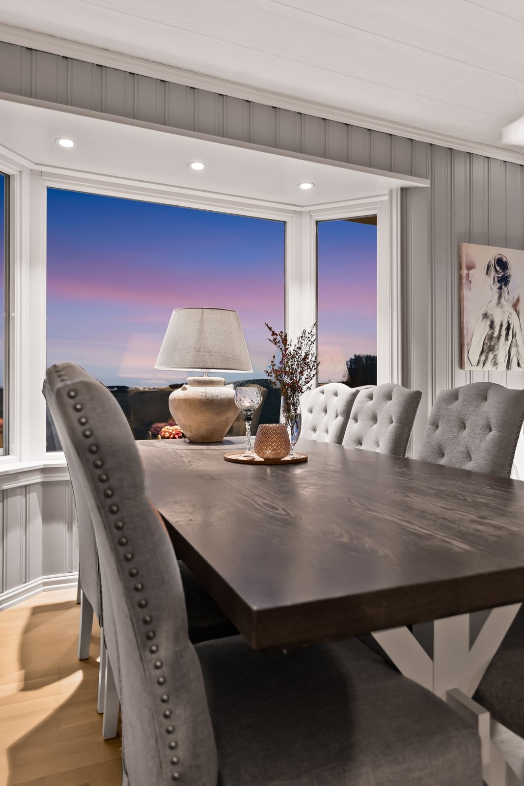 Fra spisestuen kan du nyte utsikten gjennom det hyggelige karnapp vinduet. Galleribilde