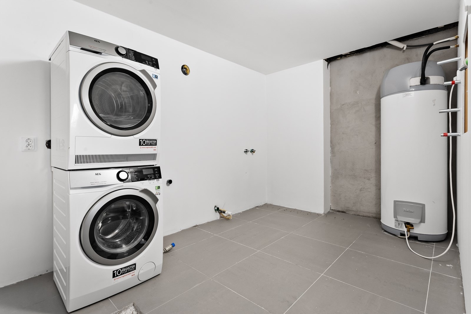 Påbegynt vaskerom av god størrelse. I dette rommet har du muligheten til å ferdigstille det slik du ønsker.
Rommet er byggemeldt som bod/disponibelt rom, og ikke godkjent til varig opphold. Galleribilde