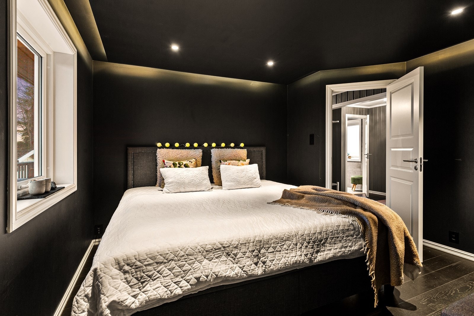 I soverommet er det lagt behagelig belysning i taket. Galleribilde