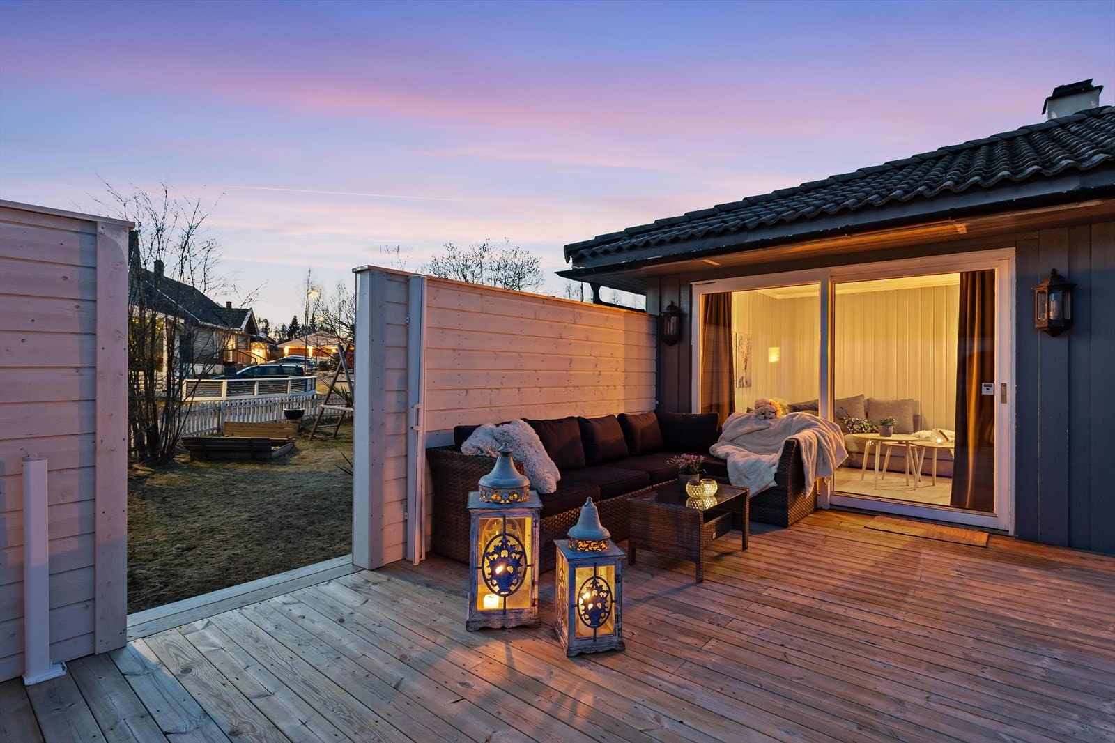 På terrassen har du mulighet til å sitte usjenert til samtidig som du har direkte adkomst til hagen. Galleribilde