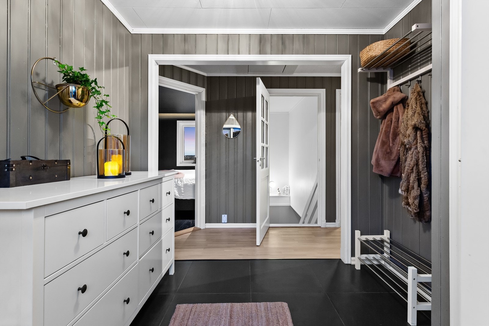 Romslig hall hvor det er godt med plass til å henge fra seg yttertøyet. Galleribilde