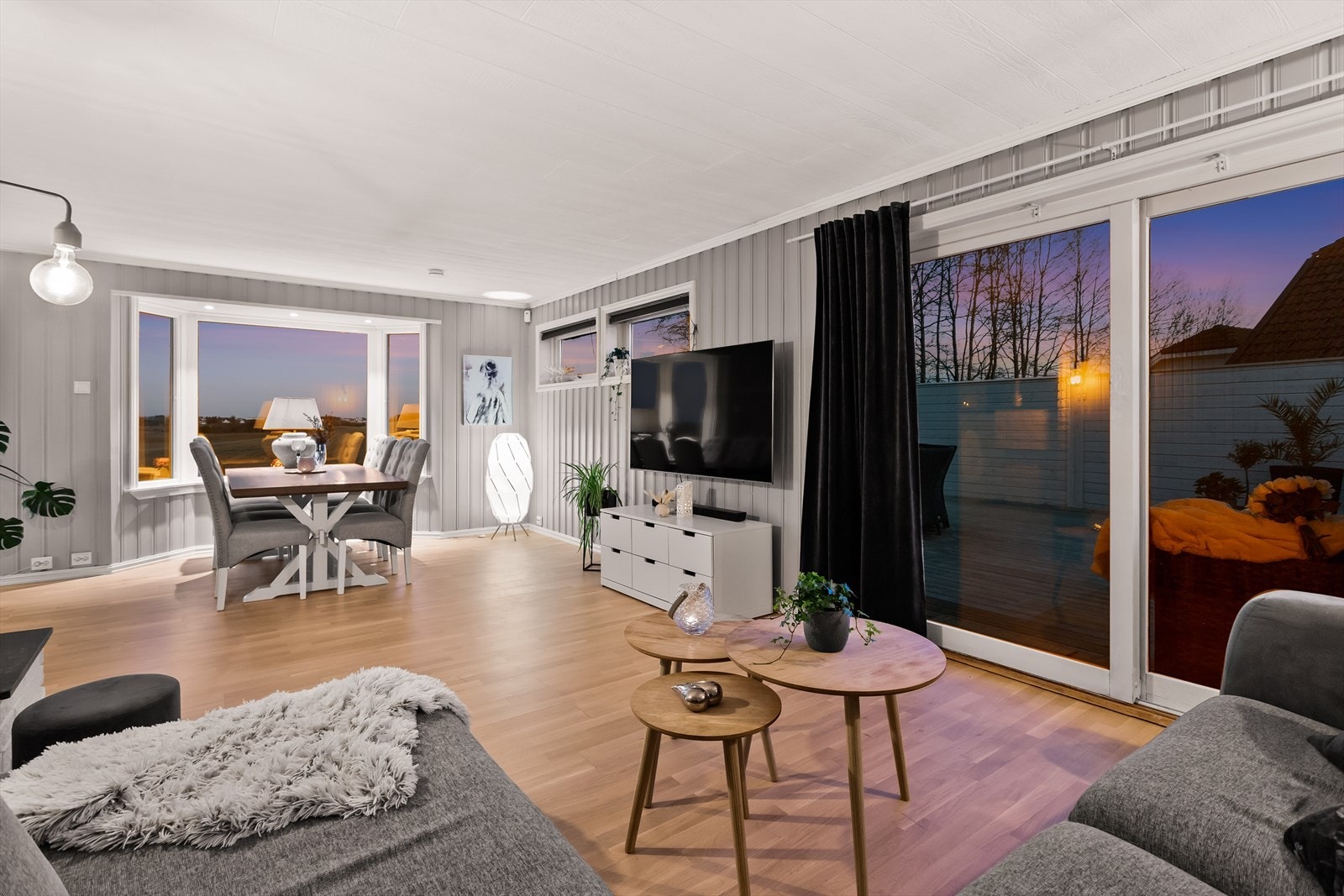 Fra sofasonen har du utgang til terrassen via store skyvedører. Galleribilde